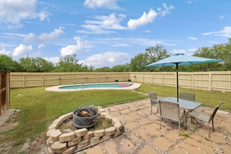 Updated Country Home With A Pool In Alice, Texas - image 20