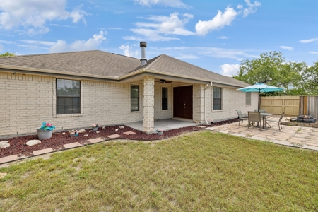 Updated Country Home With A Pool In Alice, Texas - image 18