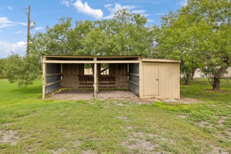 Updated Country Home With A Pool In Alice, Texas - image 25