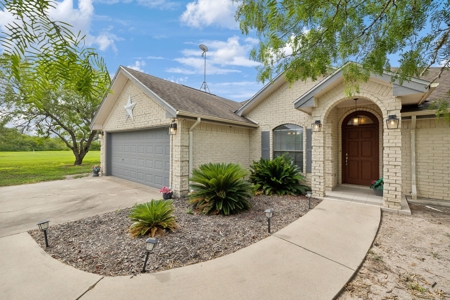 Updated Country Home With A Pool In Alice, Texas - image 3