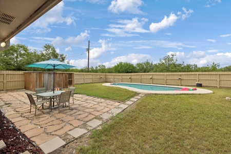 Updated Country Home With A Pool In Alice, Texas - image 19