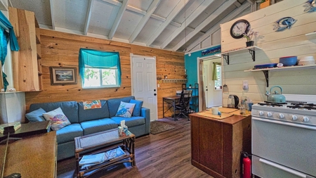 Off Grid Main house w/separate Bamboo room for 2nd Bedroom - image 15