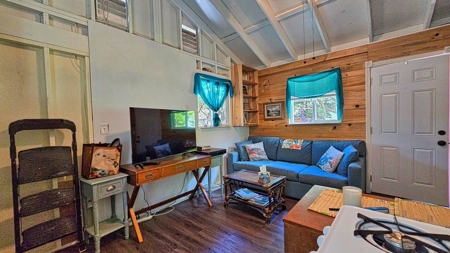Off Grid Main house w/separate Bamboo room for 2nd Bedroom - image 14