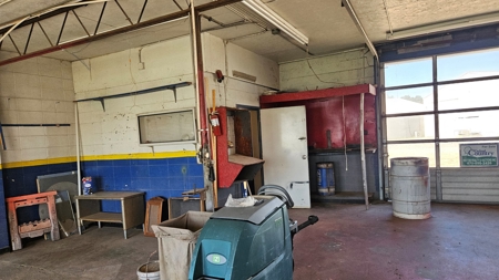 Commercial property w/ 4 bays & shop with much more to offer - image 4