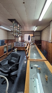 Commercial property w/ 4 bays & shop with much more to offer - image 14