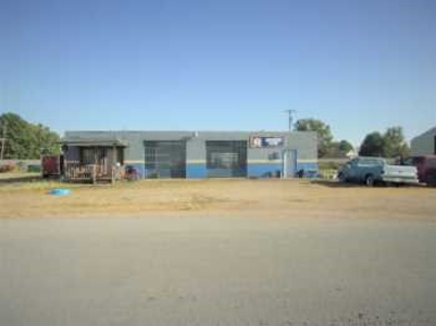 Commercial property w/ 4 bays & shop with much more to offer - image 1