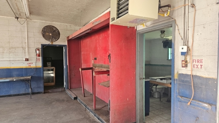 Commercial property w/ 4 bays & shop with much more to offer - image 3