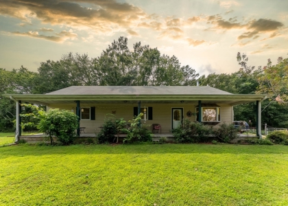 Country Home and Acreage in Willow Springs Missouri - image 2
