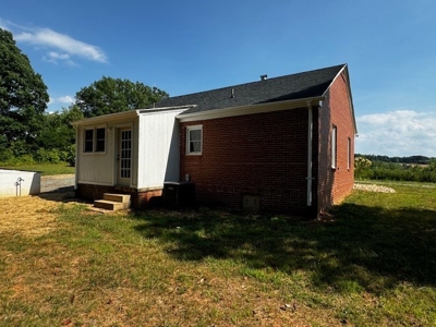 Callands Charmer: Remodeled 2-Bed Home on 9 Acres In VA! - image 16