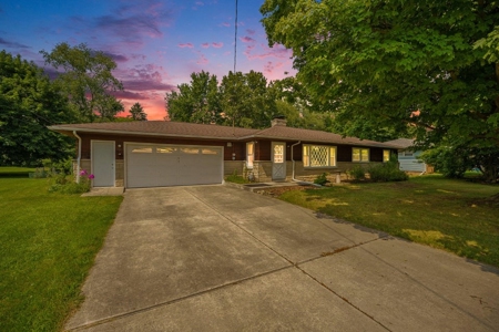 Beautifully maintained mid-century modern home built in 1960 - image 29