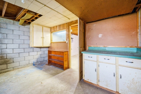 Beautifully maintained mid-century modern home built in 1960 - image 10