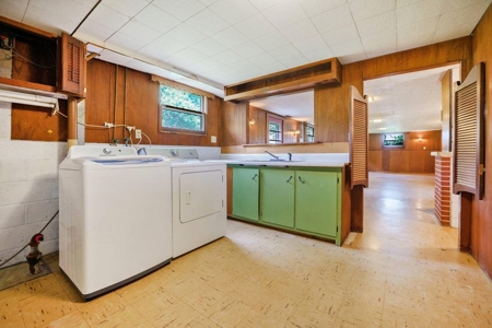 Beautifully maintained mid-century modern home built in 1960 - image 14