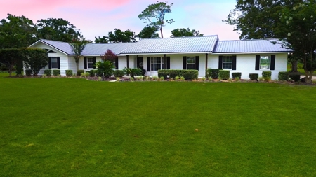 Beautiful Country Home in North Florida with Outdoor Space! - image 1