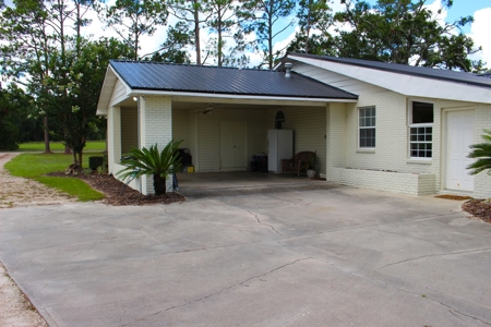 Beautiful Country Home in North Florida with Outdoor Space! - image 10
