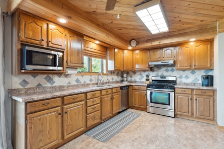 Rural 5 bedroom home in Marquette County WI - image 12
