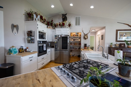 Eastern Oregon Country Home - image 8