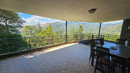 3 Bedroom House w pool and 1168m2 of land in Altos Del Maria - image 7