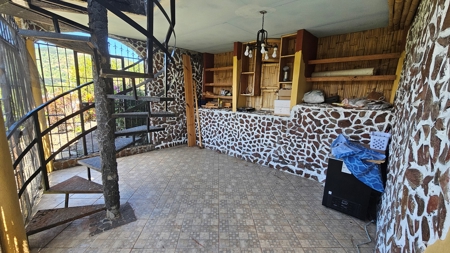 3 Bedroom House w pool and 1168m2 of land in Altos Del Maria - image 1