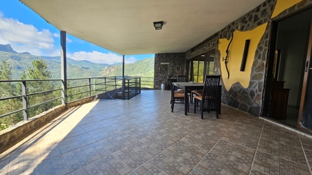 3 Bedroom House w pool and 1168m2 of land in Altos Del Maria - image 2