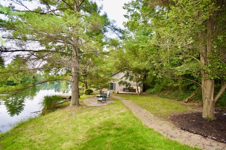 Lake Home in Warrick County - image 14
