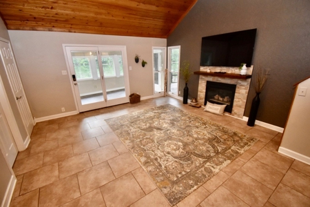 Lake Home in Warrick County - image 22