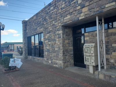 Commercial Building on Large Corner Lot fr Sale in Hugo, OK - image 1