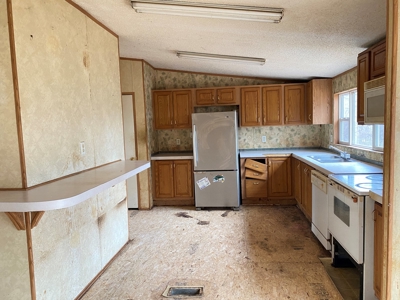 Investment Property - 2003 Clayton Mobile Home on 1 Acre - image 16