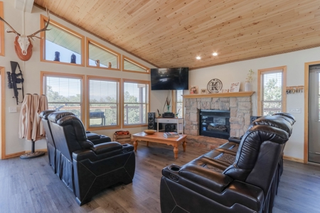 Large Remodeled Cabin on 106 Acres for Sale in Cody Park, CO - image 5