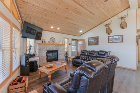 Large Remodeled Cabin on 106 Acres for Sale in Cody Park, CO - image 6