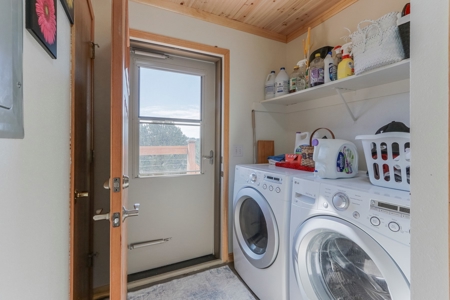 Large Remodeled Cabin on 106 Acres for Sale in Cody Park, CO - image 12