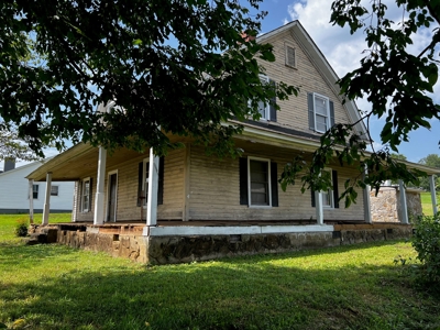 Home Near Historic Downtown Lenoir NC - image 4
