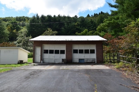 Investment Home for Sale Adjoining the Blue Ridge Parkway - image 7