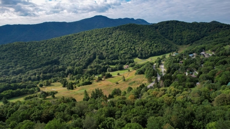 Mountain Chalet for Sale in Seven Devils NC - image 39