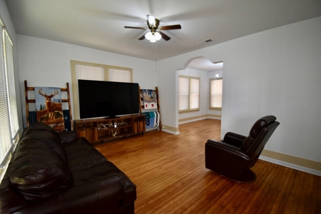 Charming Home on 1.11 Acres in Atlanta, TX - image 9