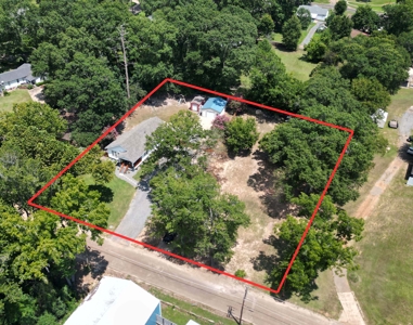 Charming Home on 1.11 Acres in Atlanta, TX - image 2