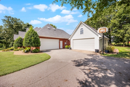 Charming Home for Sale w/ Bonus Room & Pool in Milan, TN - image 26