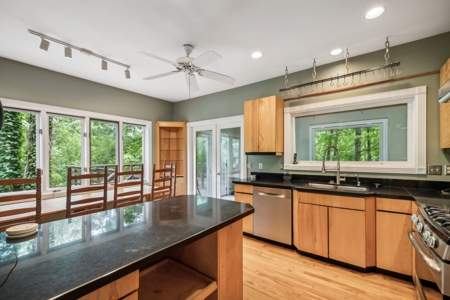 Serene Woodland Retreat with Modern Comforts in Franklin - image 10