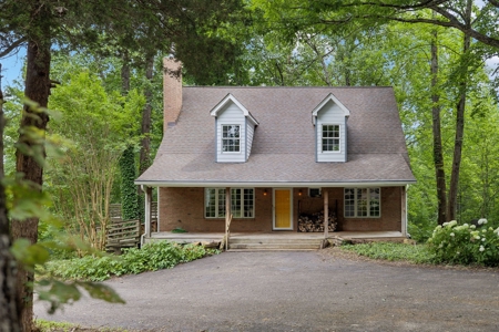 Serene Woodland Retreat with Modern Comforts in Franklin - image 1
