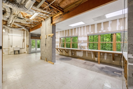 Serene Woodland Retreat with Modern Comforts in Franklin - image 25