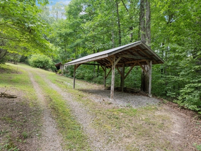 Serene Woodland Retreat with Modern Comforts in Franklin - image 44