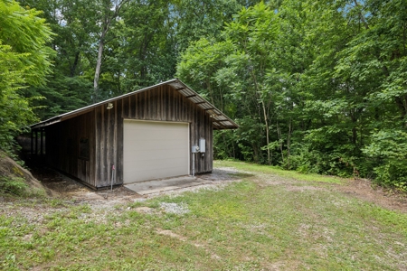 Serene Woodland Retreat with Modern Comforts in Franklin - image 41