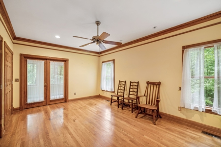 Serene Woodland Retreat with Modern Comforts in Franklin - image 12