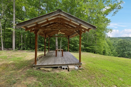 Serene Woodland Retreat with Modern Comforts in Franklin - image 28