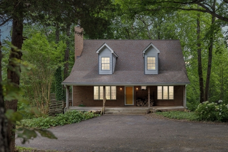 Serene Woodland Retreat with Modern Comforts in Franklin - image 49