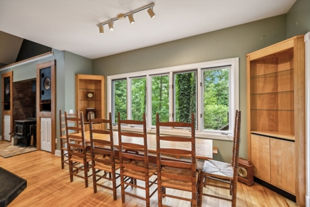 Serene Woodland Retreat with Modern Comforts in Franklin - image 8