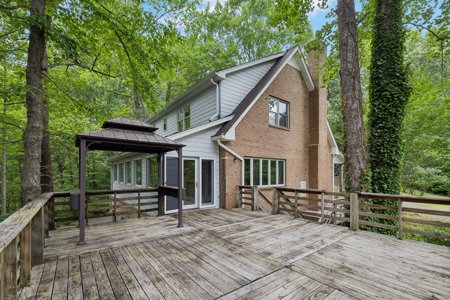 Serene Woodland Retreat with Modern Comforts in Franklin - image 39