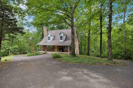 Serene Woodland Retreat with Modern Comforts in Franklin - image 2