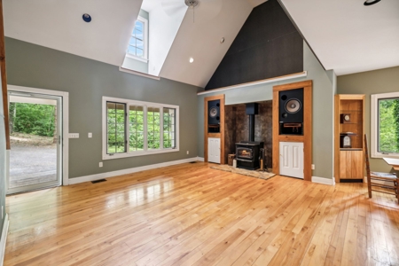 Serene Woodland Retreat with Modern Comforts in Franklin - image 4