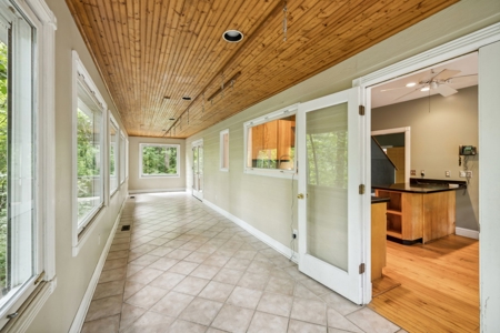 Serene Woodland Retreat with Modern Comforts in Franklin - image 21