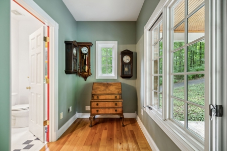 Serene Woodland Retreat with Modern Comforts in Franklin - image 15
